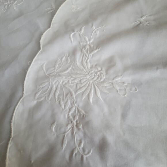 Vintage White Linen Doilies, Vanity Cloth, Dressers Scarf Embroidery Set of 4 - Picture 6 of 9